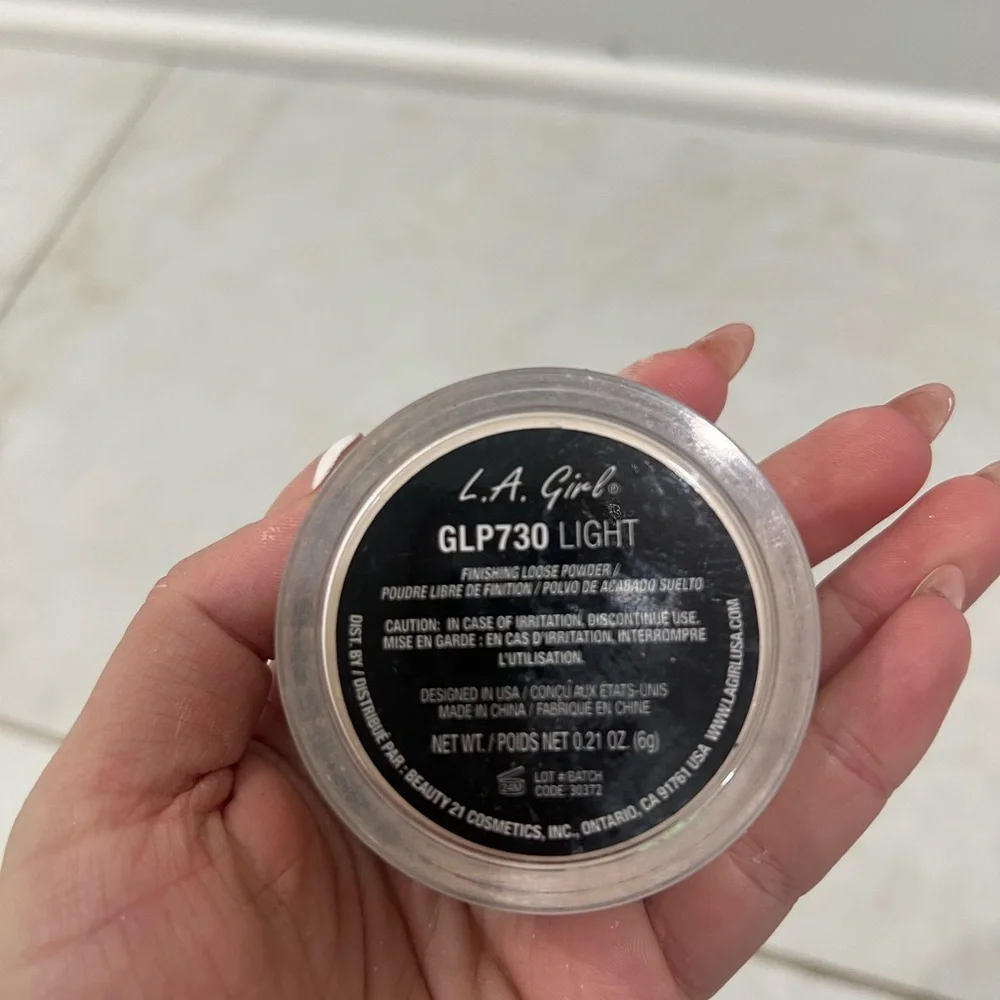 L.A. Girl Instant Finish Blurring Loose Powder GLP730 Light